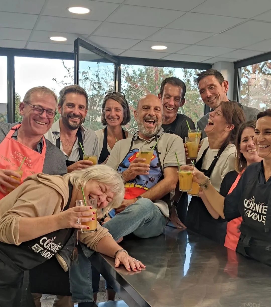 Équipe en atelier culinaire team building
